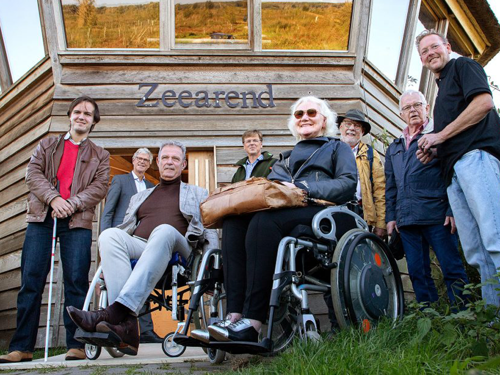 Foto van de opening van de vogelkijkhut de zeearend in de Oostvaardersplassen